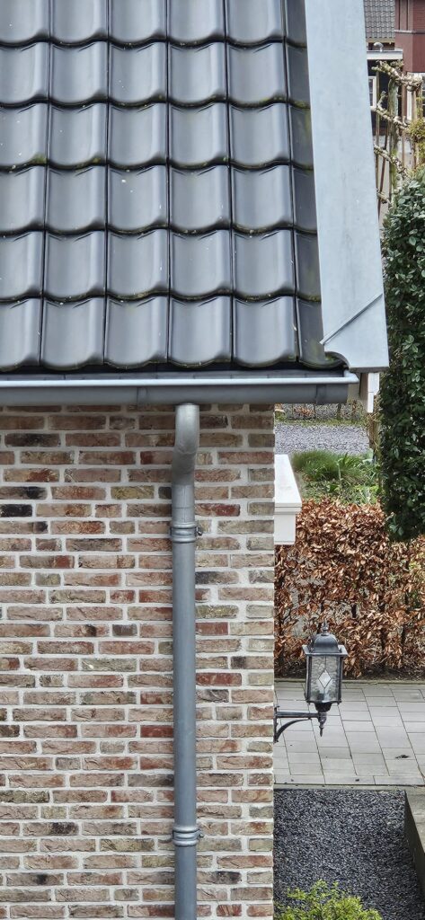 Regenpijp repareren door de mensen van Dakdek Gigant