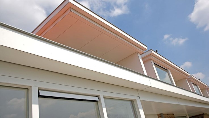 boeidelen schoonmaken in de zomer om het huis op te knappen